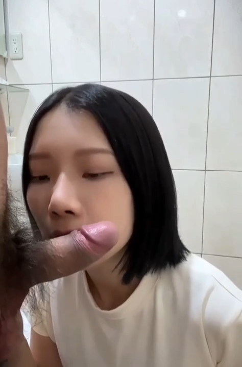Diam-Diam Nyedot Kontol di WC