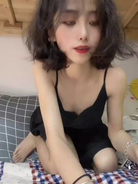 Gadis Rambut Keriting Pamer Barang di Asrama